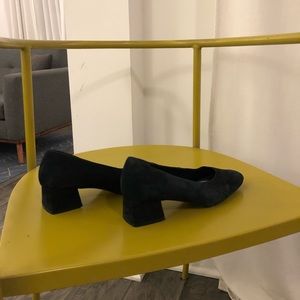 Block heel suede shoes